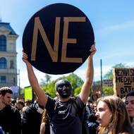 Protestní shromáždění uspořádali studenti sdružení v iniciativě Média nedáme! v reakci na návrh zákona, který počítá se změnou financování Českého rozhlasu (ČRo) a České televize (ČT) a který podle nich může zásadně ovlivnit jejich fungování. 