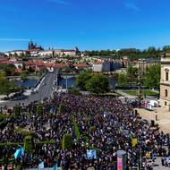 Protestující studenti podle organizátorů akce žádají vládu, aby návrh stáhla a nechala televizní a rozhlasové poplatky, zajišťující stabilní a předvídatelné financování veřejnoprávních médií. 