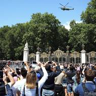 3. června 2019 už Donald Trump s manželkou Melanií dorazil do Spojeného království na plnohodnotnou třídenní státní návštěvu. Hned první den ho znovu přijala královna, tentokrát přímo v Buckinghamském paláci. Na snímku přistává Marine One, jak se označuje jakýkoli vrtulník, na jehož palubě je americký prezident, v areálu sídla britského panovníka.