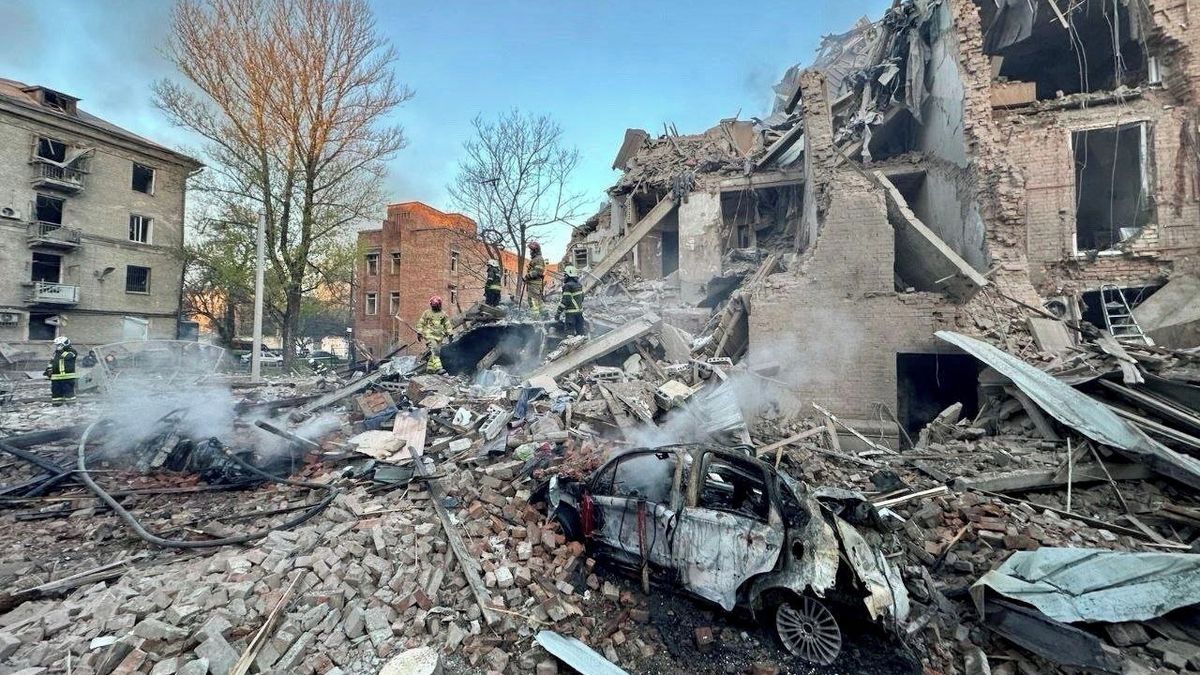 Nejméně 14 lidí je raněných po rozsáhlém ruském útoku v ukrajinském Dnipru