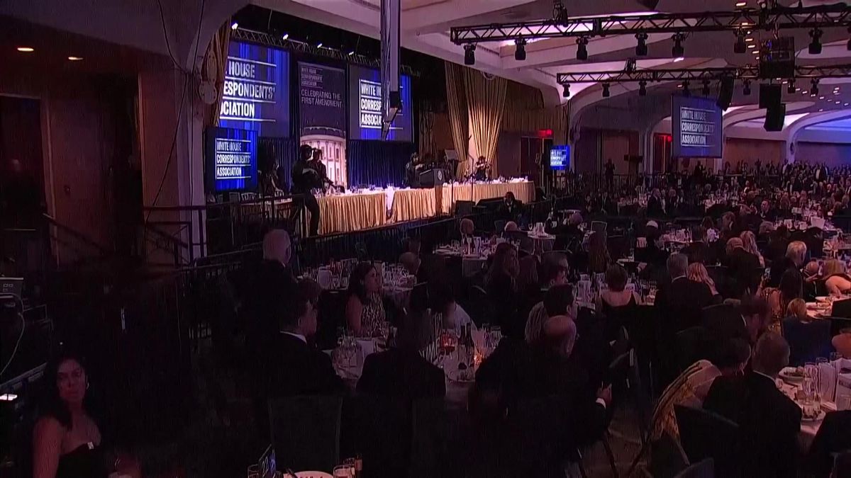 Video: Po střelbě na galavečeři v klidu dojedl salát. „Jsem Newyorčan,“ řekl