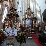 „Jan byl většinu svého života odkázán na invalidní vozík. V posledních letech jsme ho ani jinak neviděli. To byla jeho úžasná dispozice, on se totiž nedíval na svět a na nás spatra, ale ze země,“ prohlásil emeritní biskup.