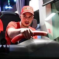 Pauzu na cestě z Třince využil obránce Dynama Ondřej Mikliš, aby na chvíli sedl za volant.