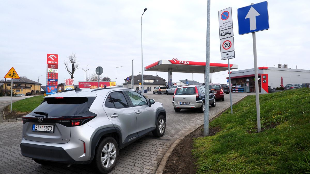 Natankovat, pro tabák a zpět za hranice. Češi ucpávají benzinky v Polsku