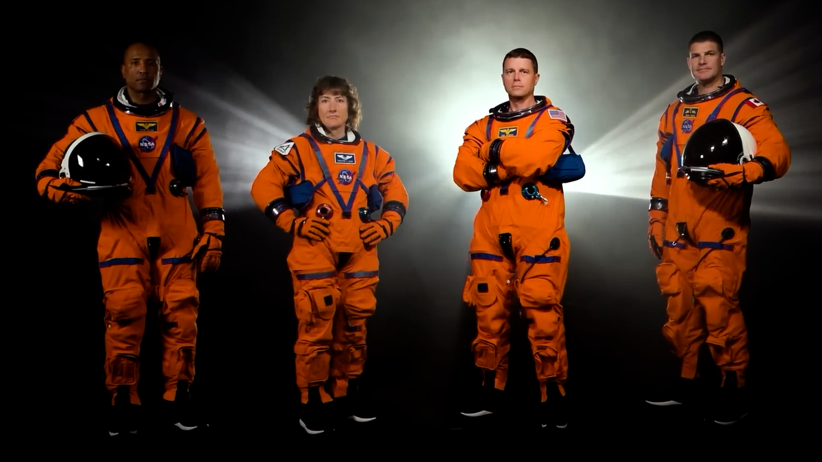 Video: Astronauti cestou k Měsíci řešili problém s toaletou. Pomohl Houston