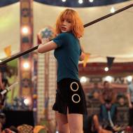 Emily Rudd v roli Nami.