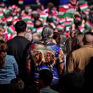 Na místě čekali lidé nejen s maďarskými symboly, ale i s podobiznami amerického prezidenta Donalda Trumpa.