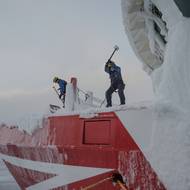 Trajekt Sarfaq Ittuk spojuje město Kakortok na jihu s Ilulissatem na severu a během týdenní plavby překoná téměř tisíc kilometrů. (Členové posádky odmrazují pomocí kladiv příď, 14. března.)