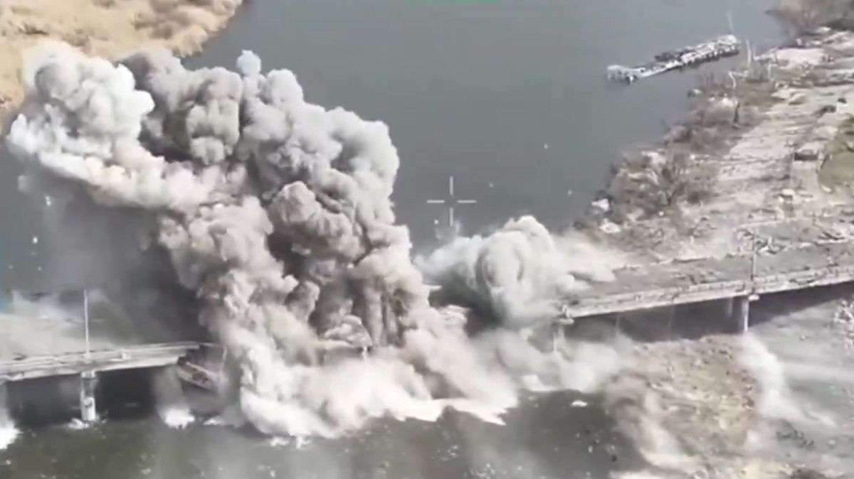Ukrajinci provedli důmyslný úder. Záběry ukazují zničení mostu v držení Rusů