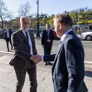 Prezident Petr Pavel se v debatě věnoval i budoucnosti české muniční iniciativy na podporu Ukrajiny, která se potýká s nedostatkem financí. Upozornil, že do ní přispívá jen omezený počet států a bez další podpory může skončit. „Pokud skončí vůle přispívajících států, nebude za co munici nakupovat,“ řekl a dodal, že i Česko by mělo jít příkladem alespoň symbolickým příspěvkem.