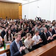 Zuzana Čaputová také upozornila na narušování dosud respektovaných pravidel v mezinárodní politice a kritizovala zásahy Spojených států do evropského dění. Jako příklad uvedla podporu maďarského premiéra Viktora Orbána ze strany amerického viceprezidenta během vrcholící kampaně. „Je to farizejské,“ řekla k situaci, kdy USA zároveň kritizují ovlivňování voleb, ale sami to podle ní dělají. Prezident Petr Pavel v této souvislosti varoval před zasahováním do voleb i před bezpečnostními riziky spojenými s úzkými kontakty některých evropských lídrů s Ruskem.