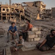 Dalším oceněným v kategorii Příběhy se stala Nicole Tung (The New York Times).

Město Dajr az-Zaur syrský stát dlouho opomíjel, v roce 2011 se jako jedno z prvních zapojilo do povstání proti režimu Bašára Asada. Následovalo dlouholeté obléhání, bombardování a pak postupně okupace vládními silami, teroristy z tzv. Islámského státu a kurdskými bojovníky.

(Abdelatif Daham Al Hummada sedí se syny a synovcem na ulici před svým těžce poškozeným domem, kde rodina často přespává. Dajr az-Zaur, Sýrie, 20. srpna 2025.)