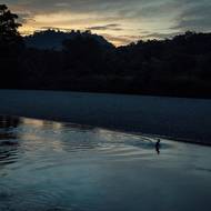 Účastníci se na snímku vrací ke svému běžnému životu. Pro komunitu původních obyvatel z Yurumanguí je tato akce politickým činem, který znovu stvrzuje jejich pouto k území jejich předků. (26. března 2024)