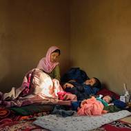 Oceněnou v kategorii Příběh je Elise Blanchard za svou práci pro časopis Time.

Těhotné ženy v afghánské provincii Dájkundí ztratily kvůli snížení americké humanitární pomoci přístup ke zdravotní péči. Musí teď často rodit doma, a to v zemi, která má jednu z nejvyšších mateřských úmrtností na světě. 

(Porodní asistentka Gulshaman na návštěvě u Fatemah, jejíž dcera Yasmin se narodila předchozí den. Waras, provincie Dájkundí, Afghánistán, 27. července 2025.)