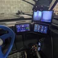 Na kamerách si může řidič hlídat prostor kolem stroje.