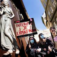 Pochod pro život pořádá Hnutí pro život jako vyjádření podpory ženám, které nečekaně čekají dítě. Podle kritiků ale zpochybňují právo žen svobodně rozhodovat o svém těle i případném potratu.