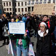 Na starém městě na něj čekali protestující z Praha je feministická.