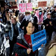 Účastníci Pochodu pro život se cestou na pražské Václavské náměstí setkali s odporem. Protestní akce Praha je feministická reagovala podporou potratů, které účastníci Pochodu pro život odmítají.