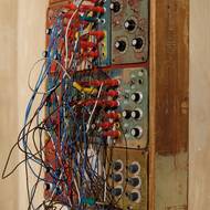 Válek dlouhodobě pracuje mimo zavedené galerie či akademické struktury.