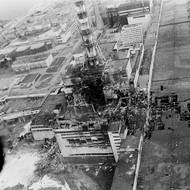 Explozi na čtvrtém bloku elektrárny Černobyl, který měl být odstaven, předcházel běžný test nouzového fungování turbíny. Uskutečnit se měl 25. dubna 1986, začal ale 26. dubna v 01:23. Osudové chyby se operátoři dopustili tím, že zablokovali havarijní signál, který by při uzavření přívodu páry na turbínu automaticky odstavil reaktor. (Archivní fotografie černobylské elektrárny, pořízená několik dní po největším jaderném neštěstí na světě.)
