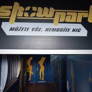 Heslo Showparku „Můžete vše, nemusíte nic“ vítalo své zákazníky už u vchodu.