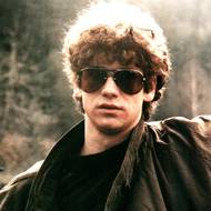 Rolí naivního automechanika Martina, který přijede z Mladé Boleslavi do Prahy, aby sehnal marky a koupil za ně pro místní diskotéku video, na sebe v roce 1987 upozornil mladý herec Jan Potměšil.