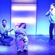 Tragikomický příběh dementního muže, který chce být chytrý, měl premiéru roku 1993 a nakonec se dočkal téměř 900 repríz. Na fotografii je Potměšil s herci Evou Elsnerovou a Miloslavem Tichým.