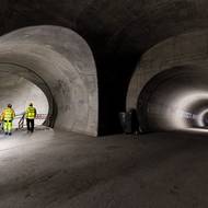 Zde je na fotografii pohled ze strojovny  vzduchotechniky do traťového tunelu (vlevo) a tunelu pro odstav záložních nebo posilových vlaků (vpravo). 