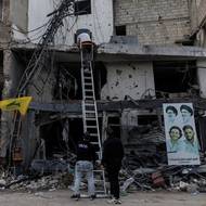 Ne všichni lidé se teď vůbec pokoušeli o návrat. Kodor Mouzannar z jedné jiholibanonských vesnic teď žije ve stanu v Bejrútu.
(Dělníci se pokoušejí opravit internetové kabely během ve městě Zrarieh v Libanonu, 19. dubna.)