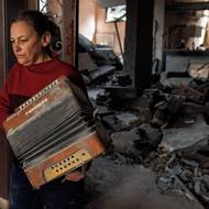 V pondělí pak izraelská armáda vyzvala Libanonce, aby se nevraceli do svých domovů na jihu Libanonu v oblasti, kterou obsadila, informovala agentura AFP. 

(Katy Maroue (47) sbírá své věci z trosek svého domu, 19. dubna v Zrariehu v Libanonu.)