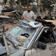 Fadel Badreddine nemohl uvěřit míře zkázy, když ji uviděl. Zatím se proto zpátky stěhovat nechce. „Bereme naše věci a zase odjíždíme,“ řekl. „Bůh nám dej úlevu a ukonči tohle všechno natrvalo, nejen dočasně, ať se můžeme vrátit do našich domovů,“ dodal.

(Nabatieh, Lebanon, 18. dubna.)