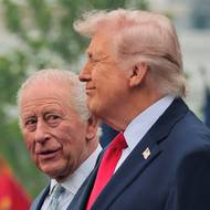 Trump zároveň králi lichotil: „Je to velmi elegantní muž,“ řekl. Mluvil o staletí trvajícím přátelství mezi Británií a USA, které podle něj symbolizuje strom, jenž během předchozí návštěvy zasadila u Bílého domu zesnulá královna Alžběta II.