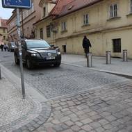 Sloupky na Malé Straně.