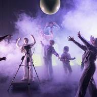 Inscenace s podtitulem antifašistická alegorie se pevně drží textu Karla Čapka. Měnit podle tvůrců nebylo potřeba nic, protože je sám o sobě aktuální a předloha trefně popisuje současnost.