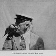 Jiří Janda s papouškem.