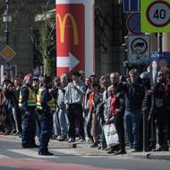Příjezd manželů Vanceových dočasně omezil dopravu v centru Budapešti. Kolonu s americkým viceprezidentem sledovali lidé v ulicích.