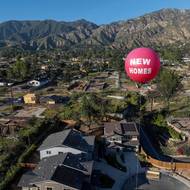 „Vidět, jak se příroda po požárech vrací, je tak povzbuzující,“ řekla Roxanne Albeeová, když opouštěla restauraci. (Reklamní balón nad novostavbou, 19. března v Altadeně.)