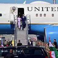 Americký viceprezident J. D. Vance a jeho manželka Usha Vanceová přiletěli do Budapešti jen pět dní před parlamentními volbami, ve kterých maďarský premiér Viktor Orbán bojuje o páté volební období v řadě. V kampani ztrácí, ale vzhledem k volebnímu systému a historické zkušenosti, kdy se část Orbánových voličů v průzkumech ke své volbě nehlásí, se dá stále těžko odhadovat, jak volby dopadnou.