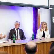Prezident Petr Pavel v debatě řekl, že nelituje nejmenování Filipa Turka ministrem životního prostředí. Podle něj nešlo o politické gesto, ale o otázku principu a ochrany ústavnosti. „Pokud bych dopustil, aby se hodnoty, kterými se dlouhé roky Filip Turek prezentoval, staly normou, považoval bych to za útok proti ústavnosti,“ uvedl.
Podobnou zkušenost popsala i Zuzana Čaputová, která v minulosti odmítla jmenovat kandidáta do slovenské vlády. Podle ní nejde o politické gesto, ale legitimní nástroj hlavy státu. „Pokud má prezident vážné pochybnosti a je schopen své rozhodnutí veřejně obhájit, je to něco, co demokracii svědčí,“ uvedla.