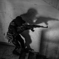 Více než 13 milionů lidí bylo vysídleno a nejméně 150 tisíc jich bylo zabito. OSN uvádí, že počet zabitých civilistů se v roce 2025 ve srovnání s předchozím rokem více než zdvojnásobil. (Voják sestupuje z budovy za pokračujícího boje. Snímky z frontové linie, jako je tento, jsou vzácné, protože přístup novinářů je silně omezen. 1. listopadu 2024.)