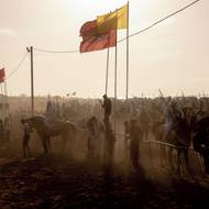 Souborů je v Maroku na 300, čistě ženských sedm. Farīsāt (jezdkyně) nesou značné osobní náklady, protože si samy platí koně, kostýmy a povolení k držení střelného prachu. Jejich vytrvalost je silným důkazem nároku žen na jejich právoplatné místo v marockém kulturním dědictví. (Festival Tbourida v Sidi Rahal, 8. srpna 2025.)