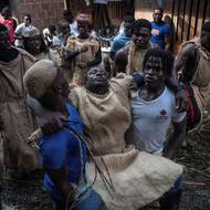 Komunitu, kterou tvoří potomci afrických otroků přivezených v 18. století, ohrožuje nelegální těžba, kácení lesů a ozbrojené konflikty. (Lidé nesou vyčerpaného Manacilla. Tradice velí, že Manacillos nesmějí během prvních 48 hodin rituálu spát. Ti, kteří usnou, jsou rituálně bičováni. 19. dubna 2025.)