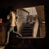 V roce 2025 se řeka Eufrat stala hranicí; vláda kontrolovala jeden břeh, kurdské Syrské demokratické síly (SDF) druhý, což komplikovalo každodenní pohyb, obchod a přístup ke službám. Obnova města ale pokračovala.

(Syn Abdelaatifa Dahama Al Hummady vylezl kuchyňským oknem do silně poškozeného rodinného domu, z něhož lupiči odnesli měděné rozvody, dlaždice i vybavení. Dajr az-Zaur, Sýrie, 20. srpna 2025.)