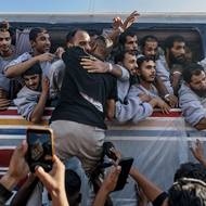 Fotograf pracoval v obrovském nebezpečí. „I když mi všechno kolem říkalo, abych přestal, nemohl jsem – mlčení by znamenalo kapitulaci,“ řekl.

(Palestinští vězni přicházejí do Násirovy nemocnice poté, co je Izrael na základě dohody o příměří propustil. Chán Júnis, Pásmo Gazy, 13. října 2025.)