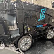 Rolba je připravená k vysypání nasbíraného sněhu.