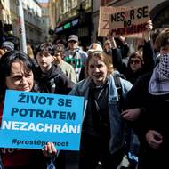 „Život se potratem nezachrání“ v kontrastu s „Nes*r se do mojí dělohy.“