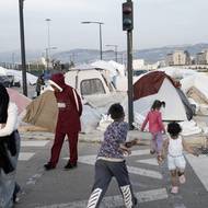 Izrael trval na rozšíření pozemní operace na jihu Libanonu a chtěl postoupit dále za současnou linii, která se rozprostírá pět kilometrů od hranic. (Vysídlení civilisté žijí v provizorních stanech postavených na ulicích, v parcích, školách a na stadionech v Bejrútu, 14. dubna 2026.)