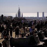 A nezůstává jen u vyhledávání. Podle digitální marketingové platformy pro cestovní ruch Sojern vzrostly letní rezervace letů do Španělska, včetně tranzitních, k 2. dubnu meziročně o 32 %. Vyhledávání hotelů vzrostlo o 28 %.

(Výhled na Barcelonu z parku Güell, 2. dubna.)