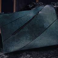 Kabelka z kůže Tyrannosaura rexe od The Organoid Company a Lab-Grown Leather Ltd.