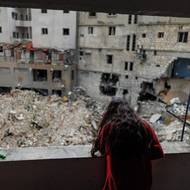 Izraelské údery vyhnaly z domovů na 1,2 milionu Libanonců. Za šest týdnů války mezi Izraelem a Hizballáhem podle libanonských úřadů zemřelo 2454 lidí, čísla nerozlišují mezi civilisty a bojovníky Hizballáhu. Izrael tvrdí, že se útokům na civilisty vyhýbá a údery mají zabránit útokům Hizballáhu na izraelské území.

(Dvanáctiletá Alaa Dahnoun, která přežila izraelský útok, se 18. dubna dívá ven z okna v libanonském Nabatiehu.)